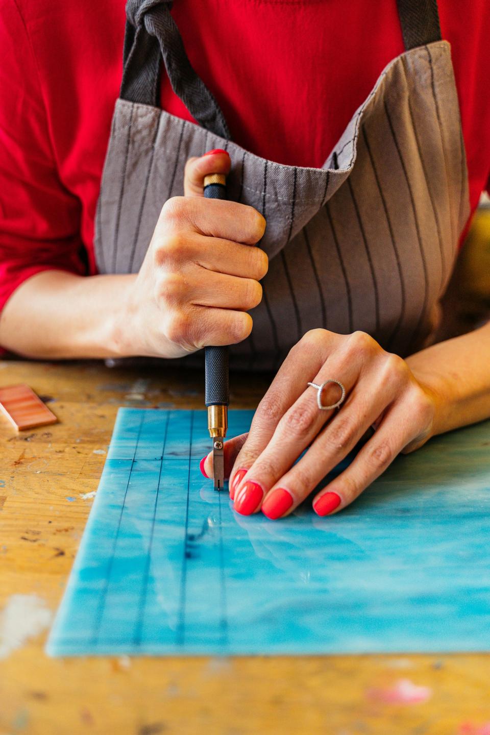 Händewärkzeug auf blauer Folie
